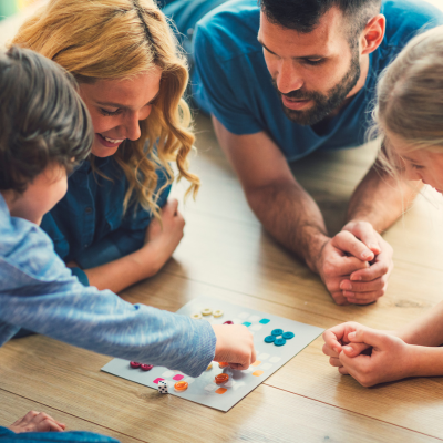 Juegos de Mesa Infantiles: Un Camino Divertido hacia la Desconexión y el Aprendizaje en Familia